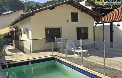 Imagem: A casa possui 2 Dormitórios, 2 Banheiros, 2 Vagas na garagem