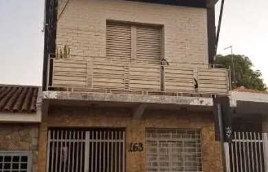 Imagem: A casa possui 3 Dormitórios, 2 Banheiros e 114m² de Área