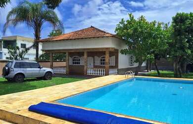 Imagem: A casa possui 2 Dormitórios, 3 Banheiros, 5 Vagas na garagem