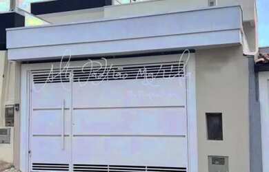 Imagem: A casa possui 3 Dormitórios, 2 Banheiros, 2 Vagas na garagem