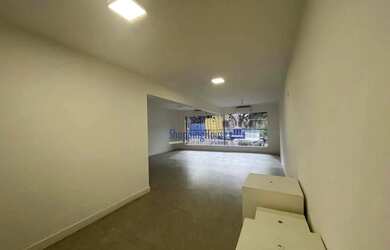 Imagem: O depósito possui 5 Vagas na garagem, 387m² de Área e está