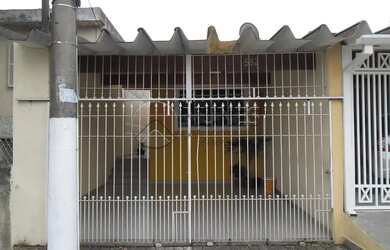 Imagem: A casa possui 2 Dormitórios, 1 Banheiro, 2 Vagas na garagem