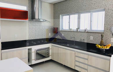 Imagem: A casa possui 4 Dormitórios, 5 Banheiros, 5 Vagas na garagem