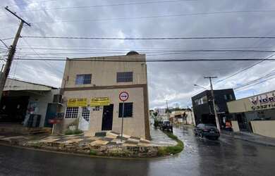 Imagem: A casa possui 3 Dormitórios, 2 Banheiros, 1 Vaga na garagem