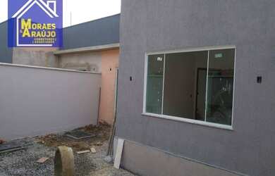 Imagem: A casa possui 2 Dormitórios, 2 Banheiros, 2 Vagas na garagem