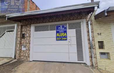 Imagem: A casa possui 3 Dormitórios, 1 Banheiro, 2 Vagas na garagem