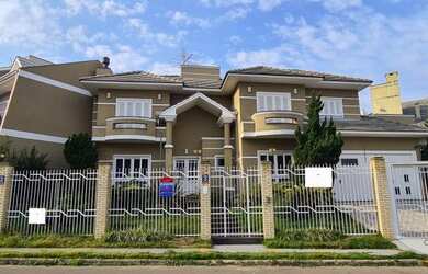 Imagem: A casa possui 3 Dormitórios, 3 Banheiros, 4 Vagas na garagem