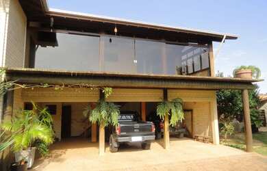 Imagem: A casa possui 3 Dormitórios, 3 Banheiros, 3 Vagas na garagem