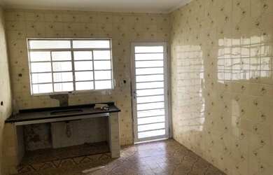 Imagem: A casa possui 3 Dormitórios, 2 Banheiros, 250m² de Área e