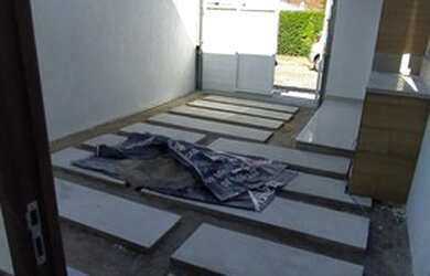 Imagem: A casa possui 4 Dormitórios, 2 Banheiros, 1 Vaga na garagem