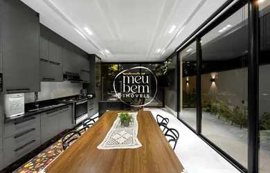 Imagem: A casa possui 3 Dormitórios, 3 Banheiros, 2 Vagas na garagem