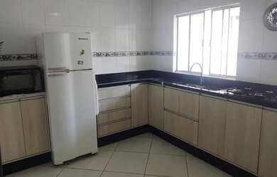 Imagem: A casa possui 3 Dormitórios, 2 Banheiros, 1 Vaga na garagem