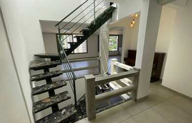 Imagem: A casa possui 4 Dormitórios, 3 Banheiros, 2 Vagas na garagem