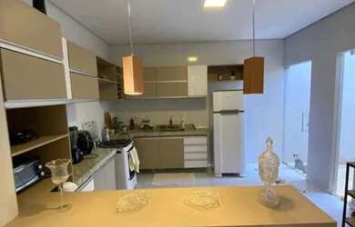 Imagem: A casa possui 2 Dormitórios, 2 Banheiros, 2 Vagas na garagem