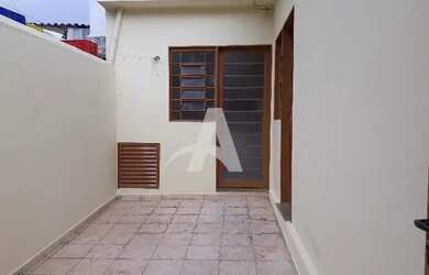 Imagem: A casa possui 1 Dormitório, 1 Banheiro, 1 Vaga na garagem