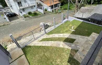 Imagem: A casa possui 4 Dormitórios, 2 Banheiros, 5 Vagas na garagem