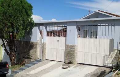 Imagem: A casa possui 3 Dormitórios, 3 Banheiros, 3 Vagas na garagem