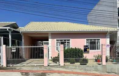 Imagem: A casa possui 3 Dormitórios, 2 Banheiros, 2 Vagas na garagem