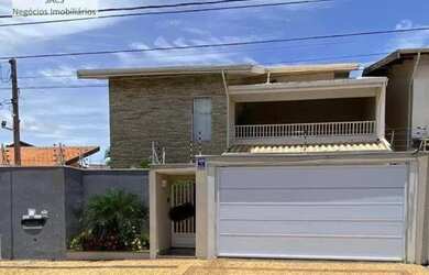 Imagem: A casa possui 4 Dormitórios, 4 Banheiros, 4 Vagas na garagem