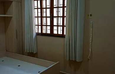 Imagem: A casa possui 4 Dormitórios, 3 Banheiros, 2 Vagas na garagem