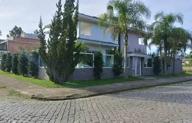 Imagem: A casa possui 4 Dormitórios, 1 Banheiro, 4 Vagas na garagem