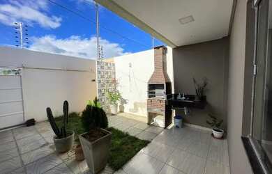 Imagem: A casa possui 3 Dormitórios, 2 Banheiros, 1 Vaga na garagem