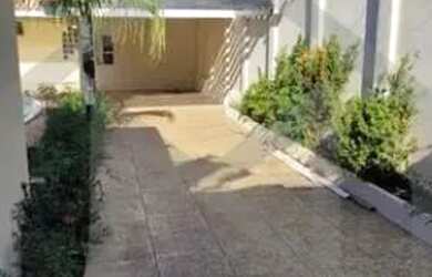 Imagem: A casa possui 4 Dormitórios, 4 Banheiros, 3 Vagas na garagem