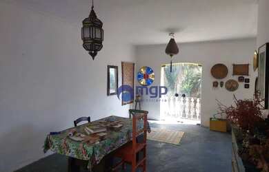 Imagem: A casa possui 3 Dormitórios, 4 Banheiros, 5 Vagas na garagem