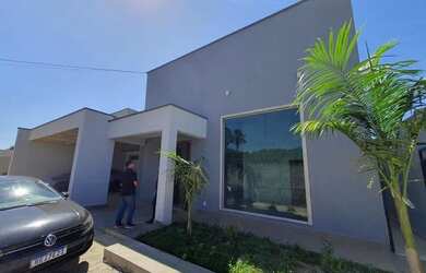 Imagem: A casa em condomínio possui 3 Dormitórios e está localizado