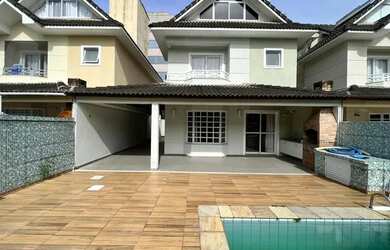 Imagem: A casa em condomínio possui 3 Dormitórios, 4 Banheiros, 2