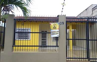 Imagem: A casa possui 2 Dormitórios, 2 Banheiros, 2 Vagas na garagem