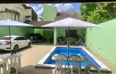 Imagem: A casa possui 4 Dormitórios, 4 Banheiros, 5 Vagas na garagem