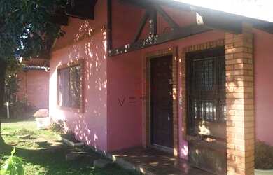 Imagem: A casa possui 3 Dormitórios, 1 Banheiro, 1 Vaga na garagem