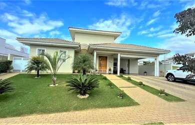 Imagem: A casa possui 4 Dormitórios, 5 Banheiros, 4 Vagas na garagem