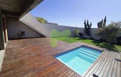 Imagem: A casa possui 3 Dormitórios, 4 Banheiros, 2 Vagas na garagem