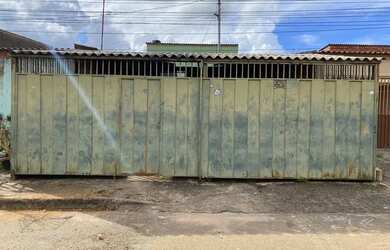 Imagem: A casa possui 1 Dormitório, 1 Banheiro, 1 Vaga na garagem e