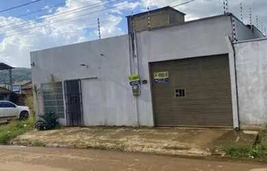 Imagem: A casa possui 3 Dormitórios, 2 Banheiros, 1 Vaga na garagem