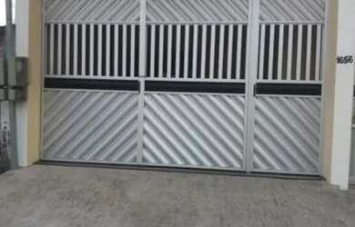 Imagem: A casa possui 2 Dormitórios, 1 Banheiro, 1 Vaga na garagem