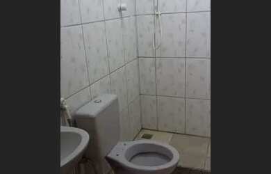 Imagem: A casa possui 2 Dormitórios, 1 Banheiro, 2 Vagas na garagem