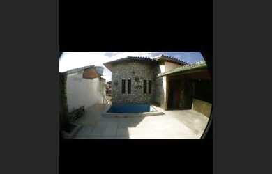 Imagem: A casa em condomínio possui 5 Dormitórios, 3 Banheiros, 2