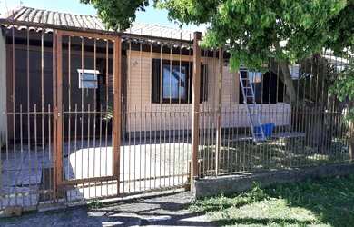 Imagem: A casa possui 2 Dormitórios, 1 Banheiro, 2 Vagas na garagem