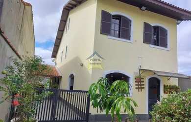 Imagem: A casa possui 3 Dormitórios, 2 Banheiros, 5 Vagas na garagem