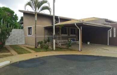 Imagem: A casa em condomínio possui 3 Dormitórios, 1 Banheiro, 4 Vagas