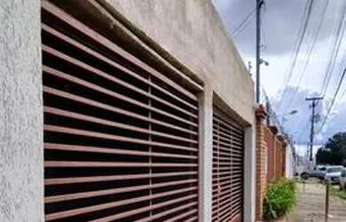 Imagem: A casa possui 2 Dormitórios, 3 Banheiros, 2 Vagas na garagem