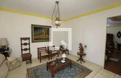 Imagem: A casa possui 4 Dormitórios, 3 Banheiros, 3 Vagas na garagem