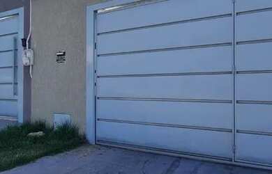 Imagem: A casa possui 3 Dormitórios, 2 Banheiros, 2 Vagas na garagem