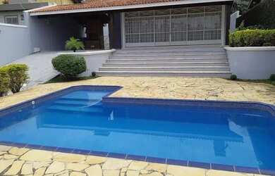 Imagem: A casa possui 4 Dormitórios, 5 Banheiros, 4 Vagas na garagem