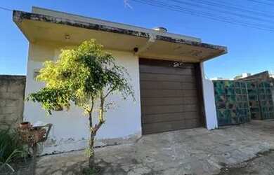 Imagem: A casa possui 3 Dormitórios, 2 Banheiros, 3 Vagas na garagem