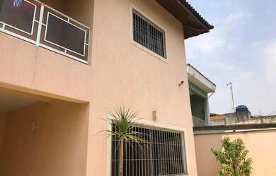 Imagem: A casa possui 4 Dormitórios, 5 Banheiros, 4 Vagas na garagem