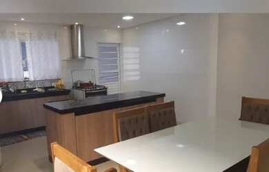 Imagem: A casa possui 4 Dormitórios, 4 Banheiros, 5 Vagas na garagem